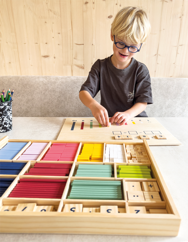 Caja con barritas de cálculo y números &quot;Educate&quot;