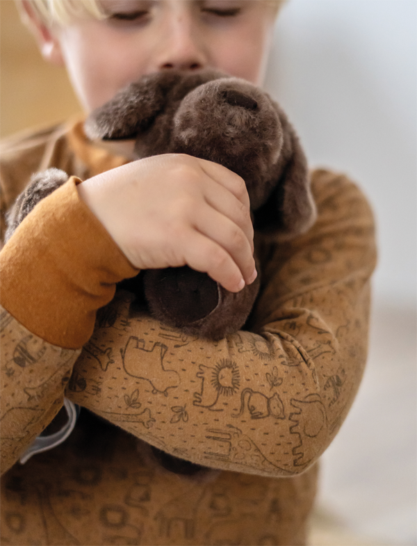 Perro con bolsa de transporte y set de cuidados